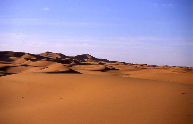 Erg Chebbi am Morgen mit Karawane im Zentrum (Das sind die Punke in einer Reihe)