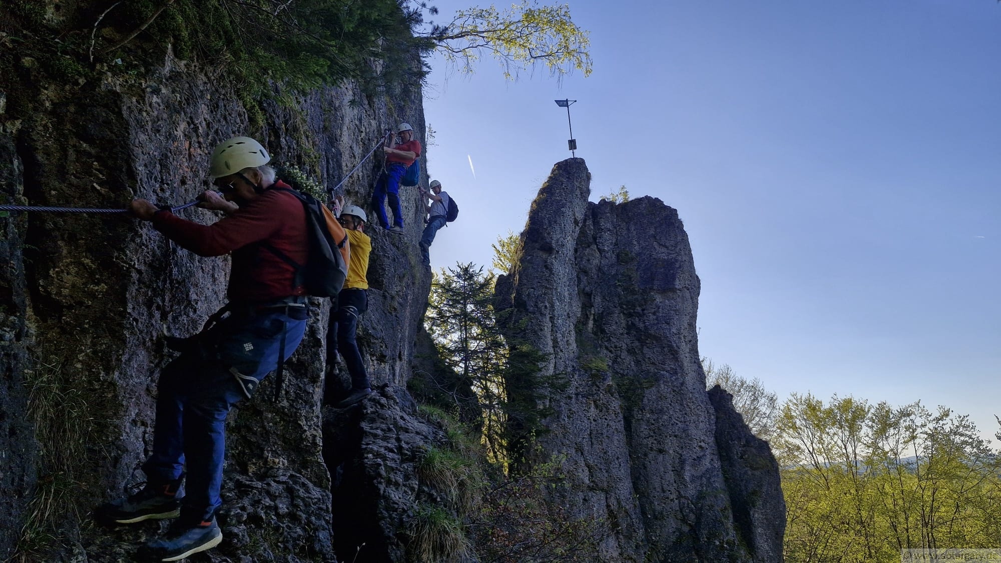 Ein Einheimischer und drei Paddler aus Württemberg auf fränkischem Klettersteig