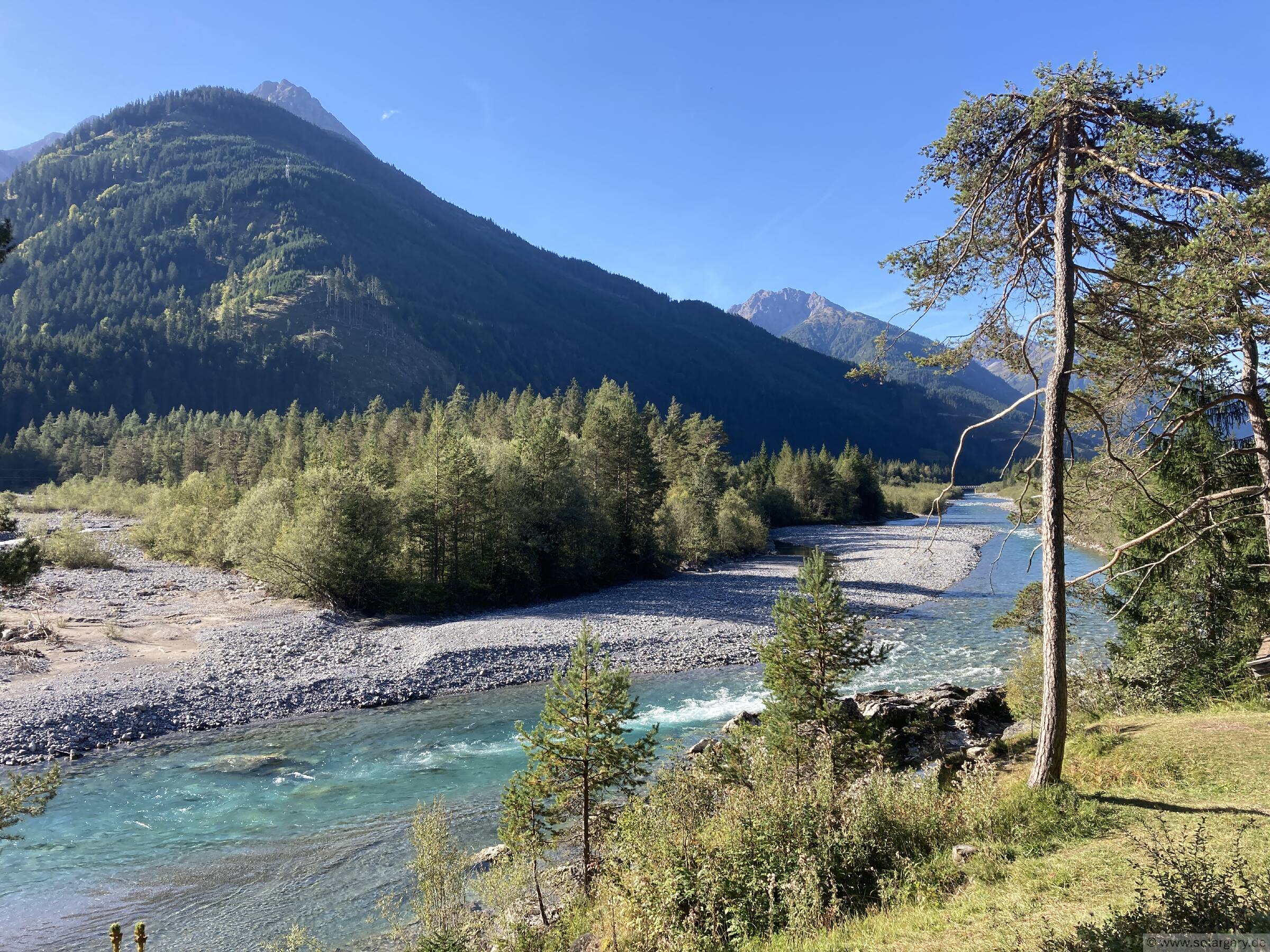 Vom Radweg sieht es ganz anders aus als nachher auf dem Wasser.