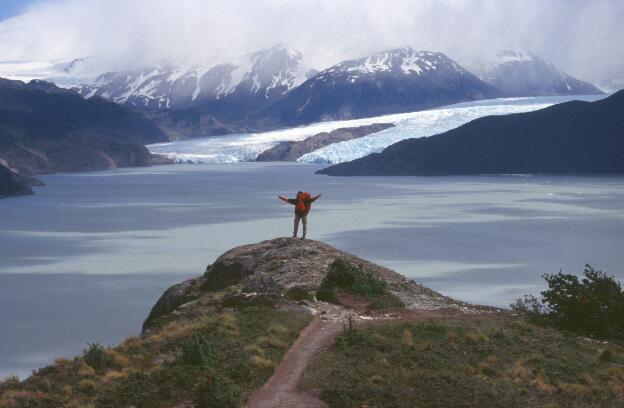 Kleiner Mann und großer Gletscher. Das patagonische Inlandeis im Hintergrund lässt eine kühle Nacht im Zelt erwarten.