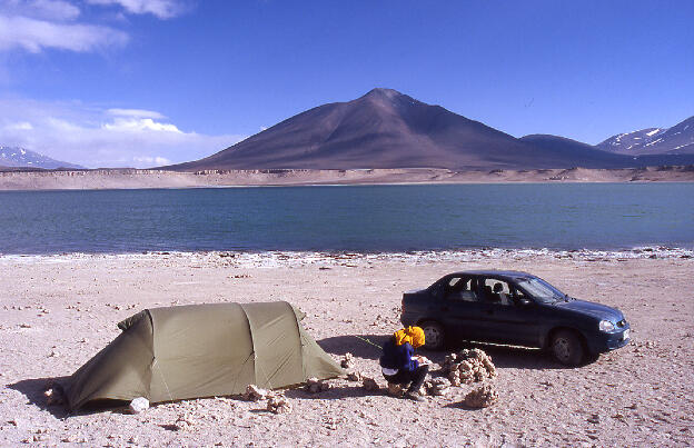 Zur Überraschung einerUS-amerikanischen Expedition kann man auch mit einem Opel Corsa zur Laguna Verde gelangen und dort sein Zelt aufschlagen ;-))
